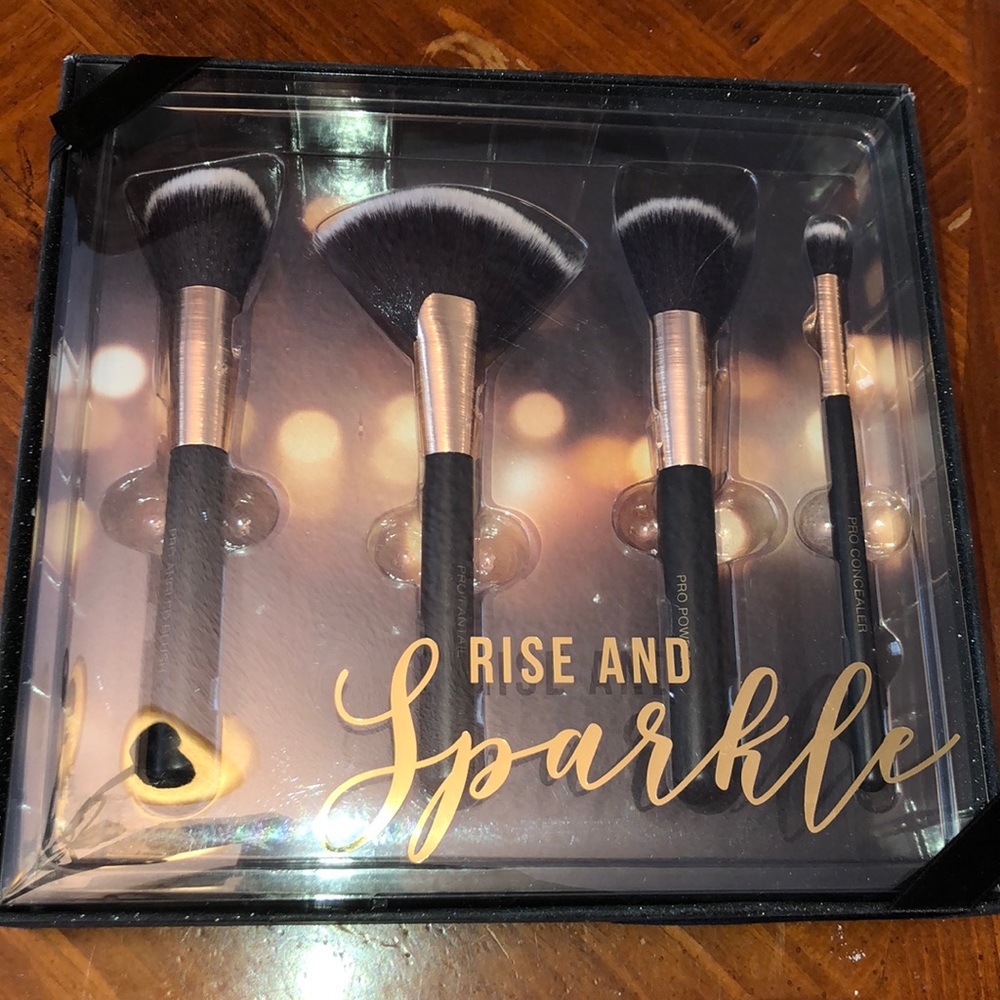 Rise and sparkle beauty brush set brand new